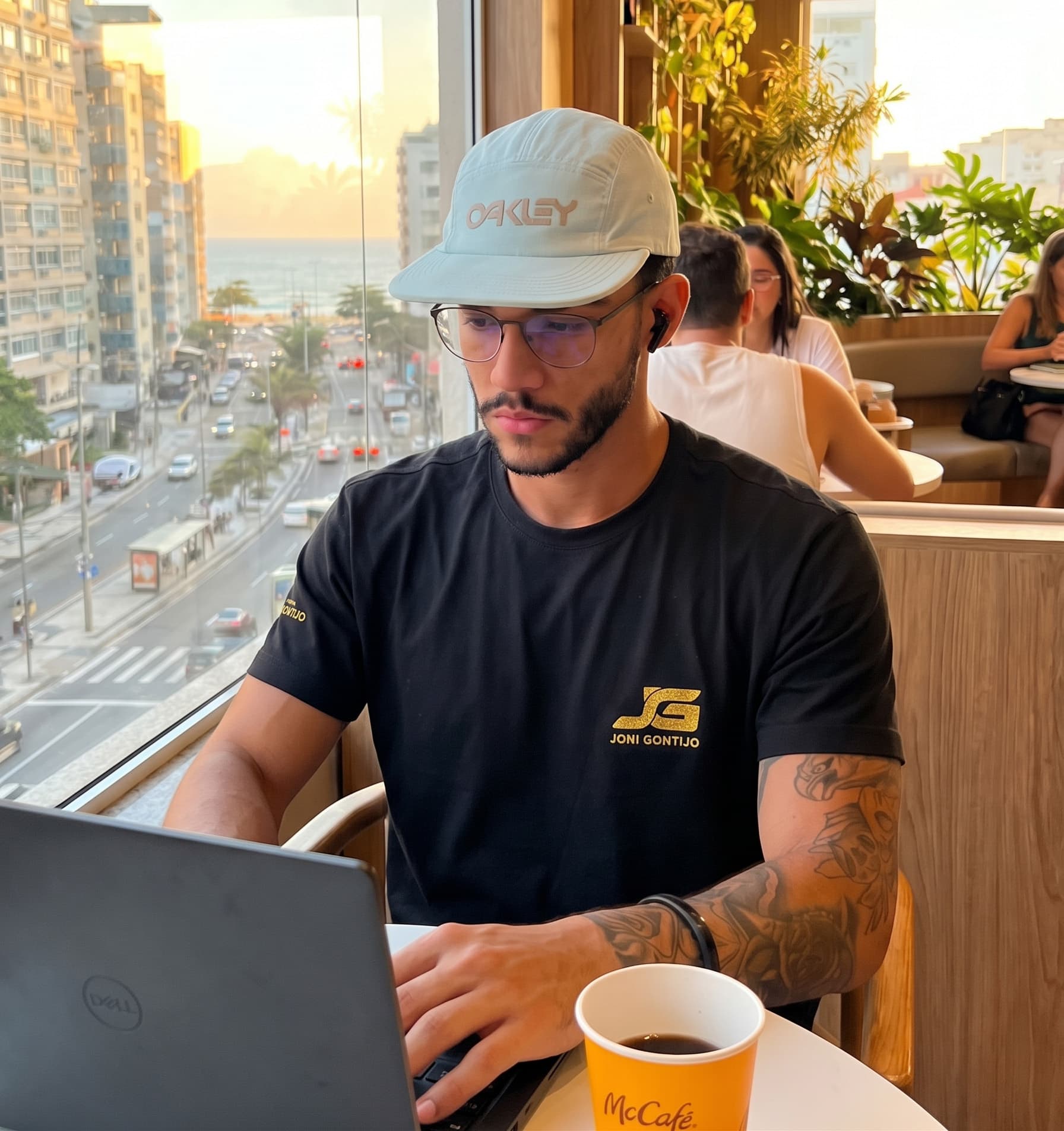 Paulo Daldegan trabalhando em um notebook